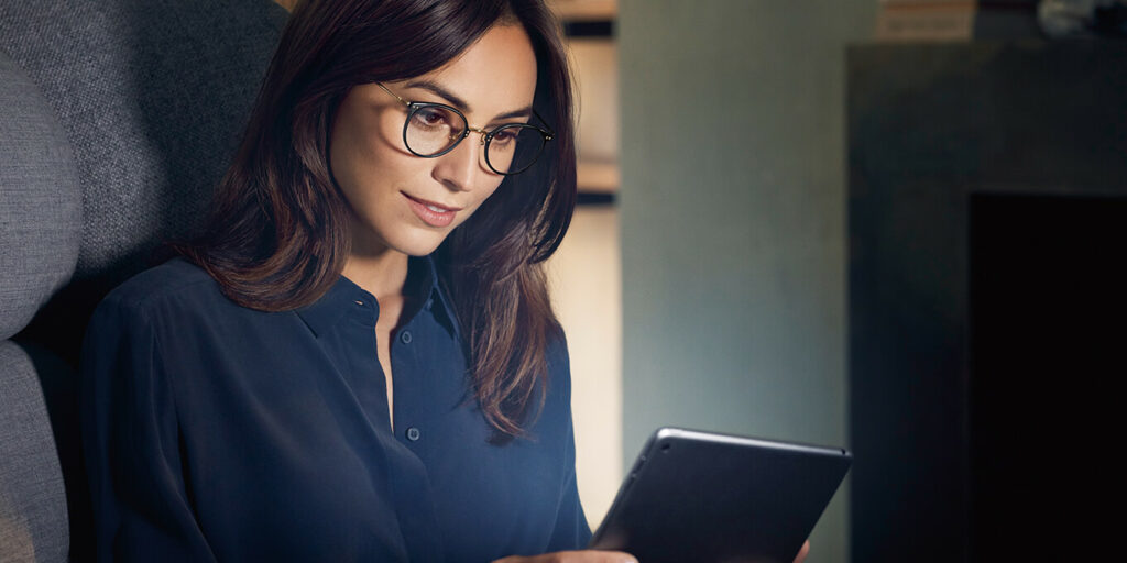 Vrouw draagt computerbril rodenstock